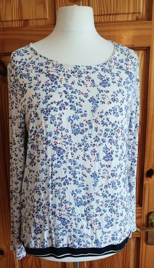 Ladies Street One Long sleeve ditzy floral top size 16 includes postage