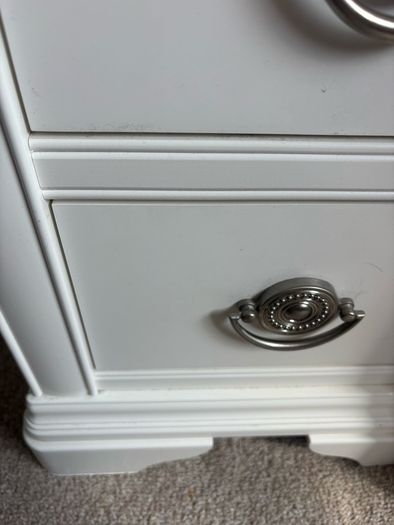 2 bedside lockers
