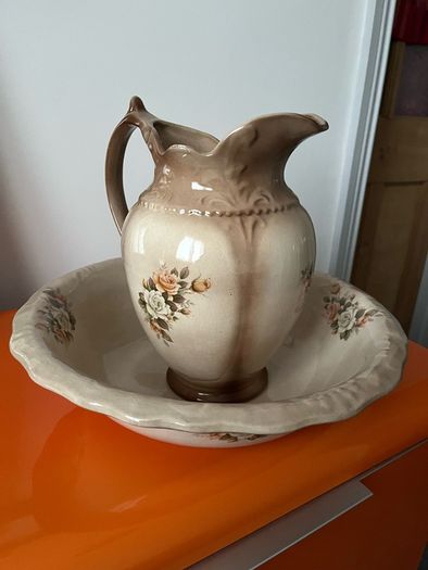 Staffordshire jug and wash bowl