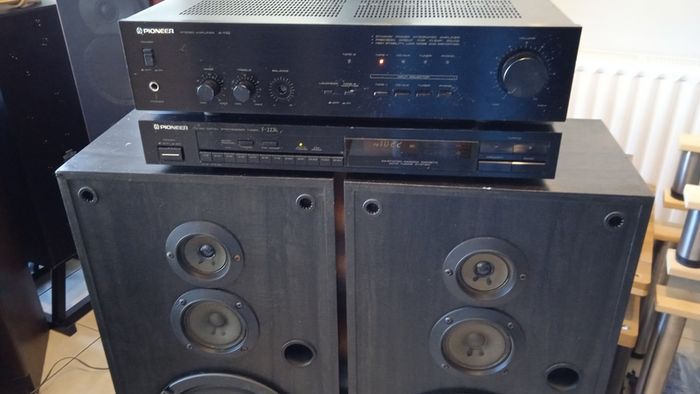 pioneer stereo amplifier and fm radio tuner