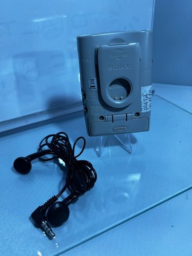 Sony Walkman SRF-59 classic AM/FM analogue personal radio 2001