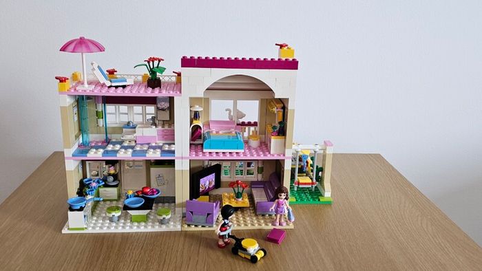 Lego Friends Olivia's House (3315) and green plate