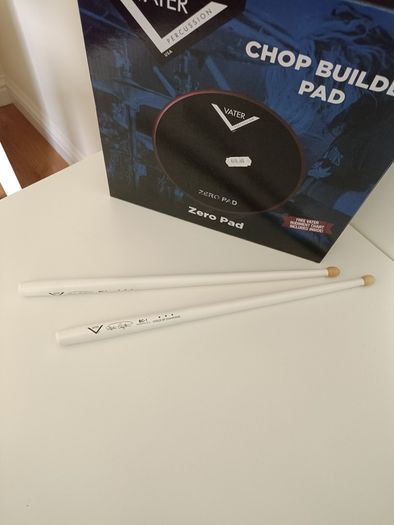 Vater practice pad + drumsticks