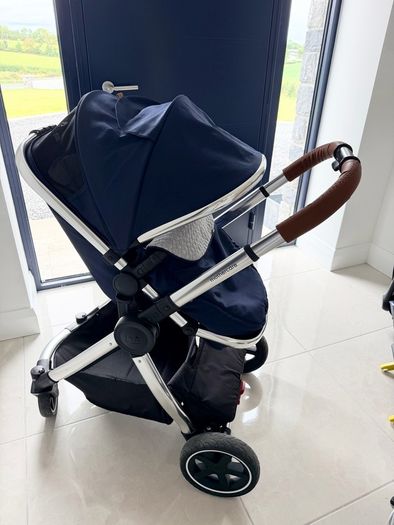 Pram and Maxi Cosi car seat