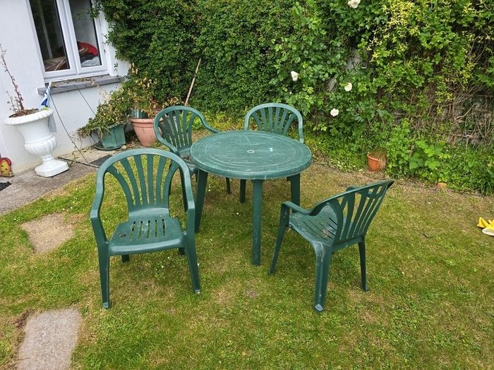garden table & chairs