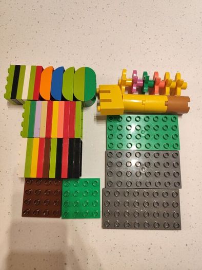 250 pieces of lego duplo
