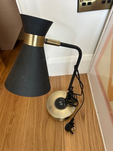 Desk lamp with integrated wireless charger