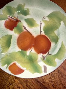 Print a la Main - St Clement France - 21 cm diameter colourful plate with Peaches and Leaves