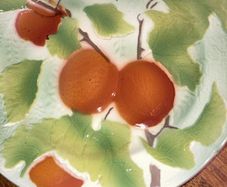 Print a la Main - St Clement France - 21 cm diameter colourful plate with Peaches and Leaves