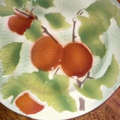 Print a la Main - St Clement France - 21 cm diameter colourful plate with Peaches and Leaves