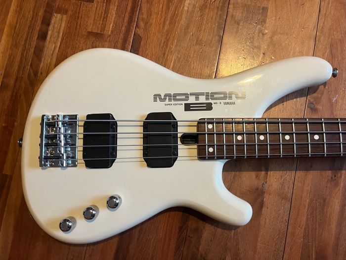 1988 Yamaha Motion B medium scale Bass