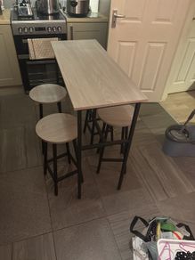 Breakfast bar and 4 stools