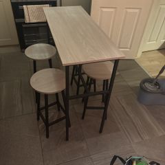 Breakfast bar and 4 stools