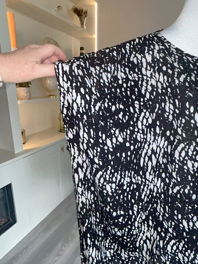 Ladies Black & White Short Sleeved Top from Kaffa Curve Size: UK 20 / EU 48