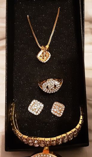 dress jewellery ( yellow metal)