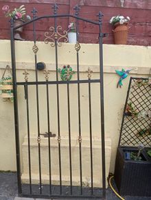 Metal gate hinge and mounting bracket