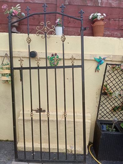 Metal gate hinge and mounting bracket