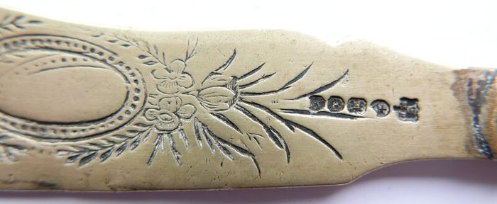 Vintage Sheffield butter or fish knives, two knives have white mother-of-pearl handles