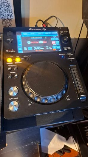 2x xdj 700 and Pioneer djm800