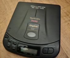Portable Techiniks CD player