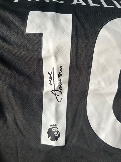 Mac Allister signed Liverpool jersey