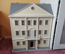 Beautiful Georgian Dolls House Complete with Furniture & Accessories