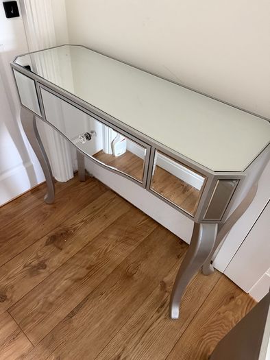 Bedside lockers, mirror, console table