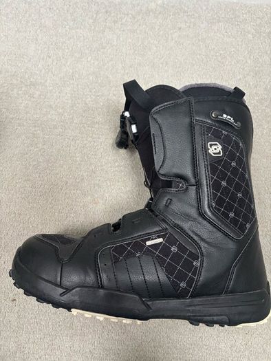 Snowboard boots
