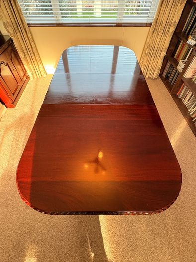 Large Mahogany Dining Table and Chairs (6x) - Expandable / Excellent Condition