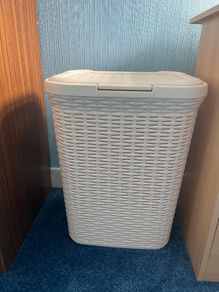 Laundry hamper