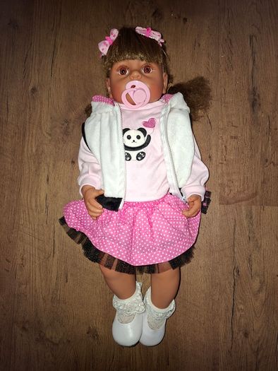 2 Reborn Baby Dolls+Moses basket+over 50 pieces of clothing and accessories, excellent condition