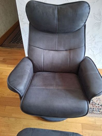 Recliner chair and footrest