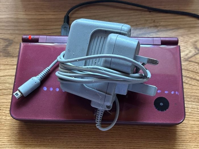 Nintendo DSi XL burgundy with Super Mario