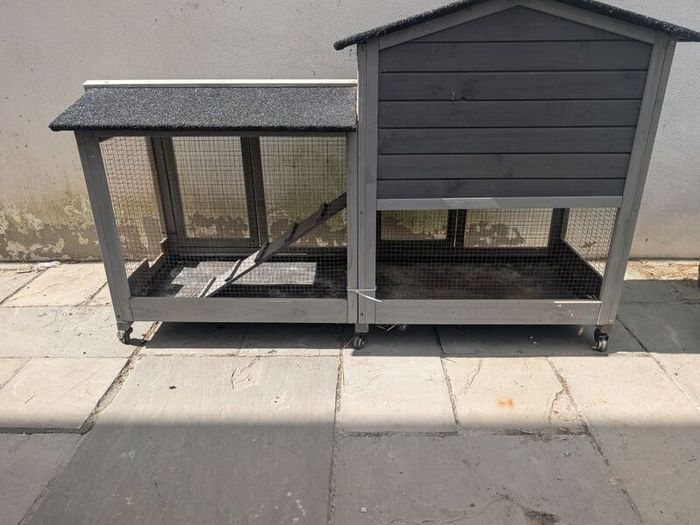 Guinea pig/rabbit hutch