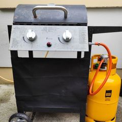 Gas barbecue grill with cylinder