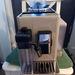 Delonghi Coffee Machine Rivelia - Beige