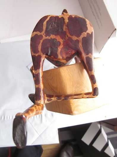 Thinking Giraffe Wooden Shelf Sitter