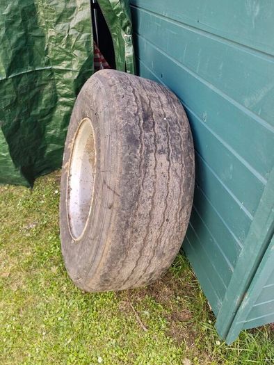 10 stud super single tyre