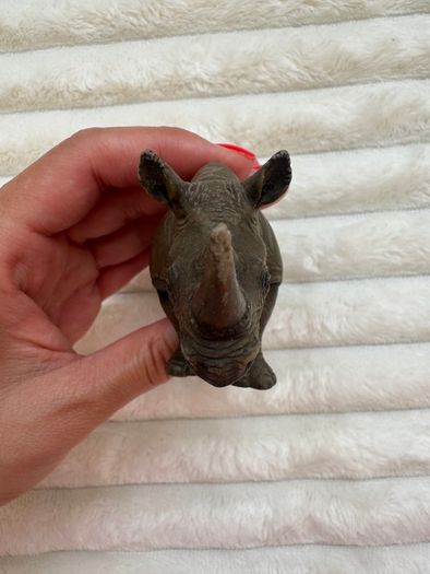 Schleich 2001 Rhinoceros Rhino Retired Wild Animal Figurine The horn is damaged Used Please look at the pictures