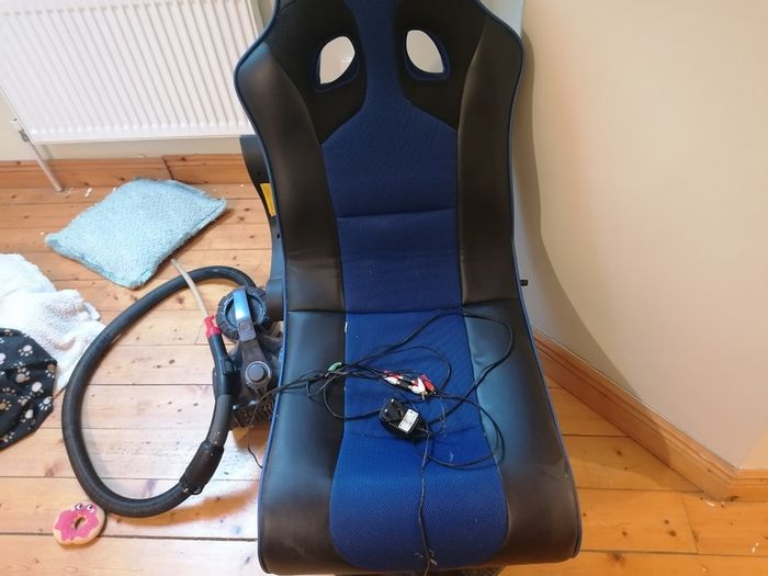 Black rug 2x1m, foot stools, picture, game chair, arm broken.