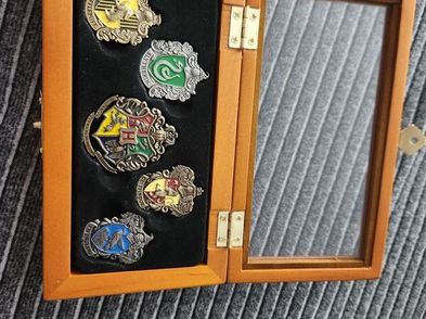 The Noble Collection – Set De 5 Pins émaillés Harry Potter – Blasons De Poudard Et 4 Maisons : Gryffondor, Serpentard, Serdaigle, Poufsouffle – Dans Coffret Bois, Collection Officielle