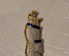 Golf brooch
