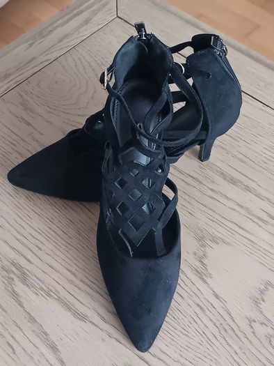Black faux-suede low heel shoe