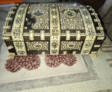 Rare Antique 19th-Century Anglo-Indian Vizagapatam Trinket Box, crafted in India for the European market. The casket features dark Horn Veneers with intricate, reticulated carvings made of Ivory or Camel Bone, Postage Available or Collection,