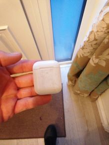 Apple airpods charging case
