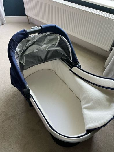 Uppa Baby Vista Carrycot V1 .