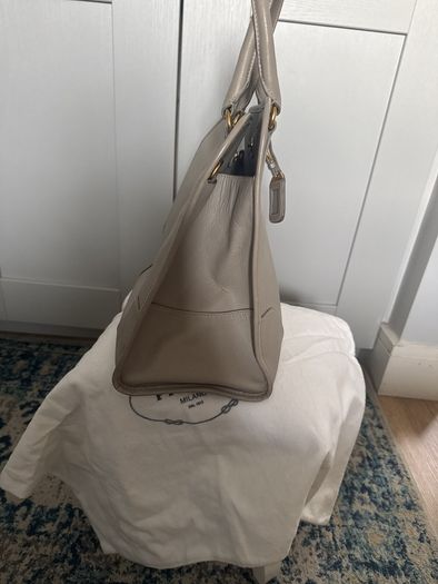 Amazing lather Prada bag, still in a very good condition.see photos