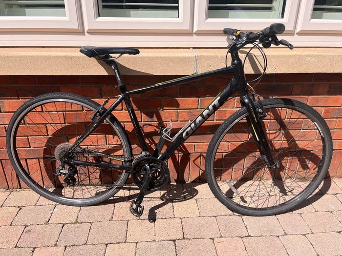 Giant Escape Mens hybrid bike