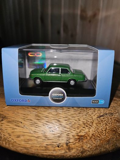 Oxford Diecast BMW 2002 1.76  Black/Green