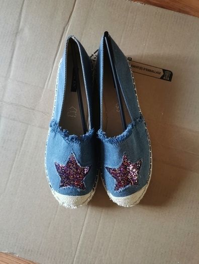 Spanish Style Flat Shoes size 6 - new